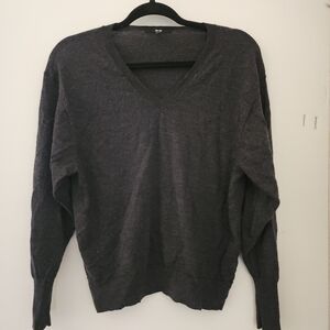 Uniqlo 100% Wool Lightweight V-neck Gray Sweater, XS